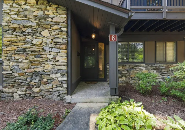 Photo 3 of Condo for sale at 98 Laurelwood Cir W #6, Hendersonville, NC 28791 | MLS# 4412946 | Listing updated on 2026-09-23