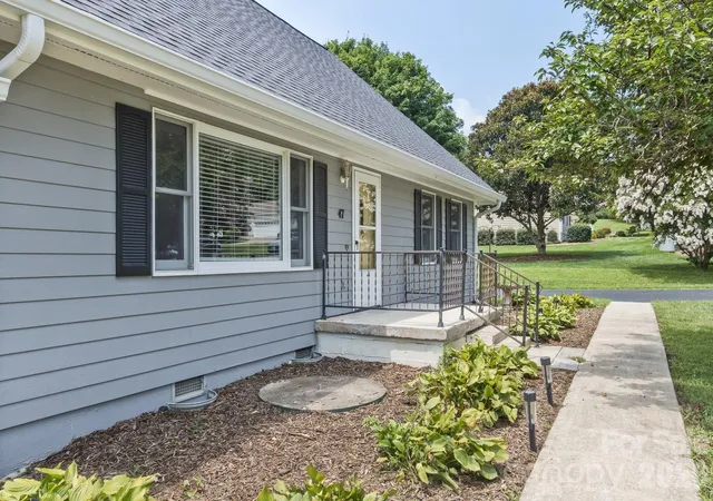 Photo 3 of Single family home for sale at 47 Cane Crk Cir, Fairview, NC 28730 | MLS# 4412959 | Listing updated on 2026-08-20