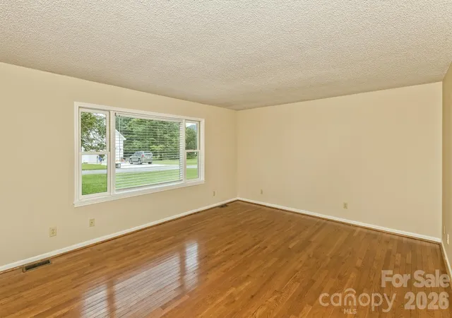 Photo 3 of Single family home for sale at 47 Cane Crk Cir, Fairview, NC 28730 | MLS# 4412959 | Listing updated on 2026-08-20