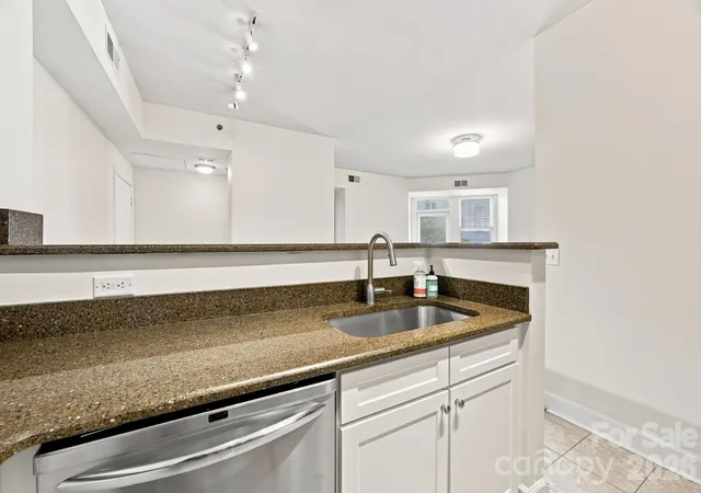 Photo 4 of Condo for sale at 1315 East Blvd #401, Charlotte, NC 28203 | MLS# 4413020 | Listing updated on 2026-09-23