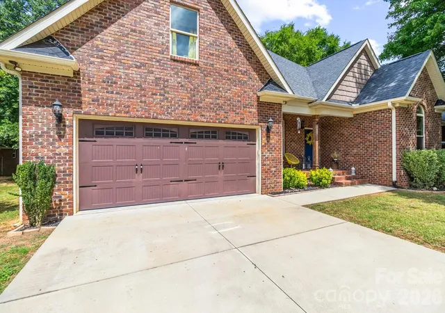 Photo 3 of Single family home for sale at 142 Bald Cypress Ln, Mooresville, NC 28115 | MLS# 4413039 | Listing updated on 2026-09-05