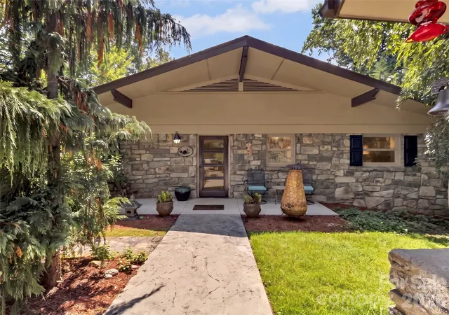 Photo 3 of Single family home for sale at 43 Red Oak Dr, Maggie Valley, NC 28751 | MLS# 4413068 | Listing updated on 2026-08-12