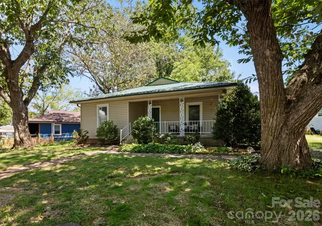 Photo 1 of Single family home for sale at 122 Edwards Ave, Swannanoa, NC 28778 | MLS# 4413077 | Listing updated on 2026-10-08
