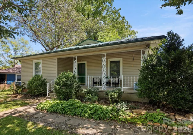 Photo 2 of Single family home for sale at 122 Edwards Ave, Swannanoa, NC 28778 | MLS# 4413077 | Listing updated on 2026-10-08