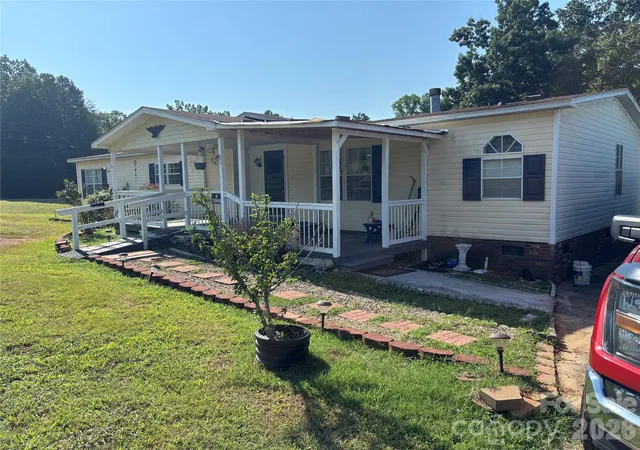 Photo 2 of Single family home for sale at 3557 Gladden Dr, Lincolnton, NC 28092 | MLS# 4413116 | Listing updated on 2026-09-28