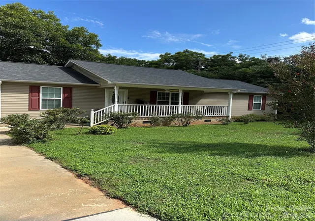 Photo 1 of Single family home for sale at 33 Railroad Ave, York, SC 29745 | MLS# 4413123 | Listing updated on 2026-10-08