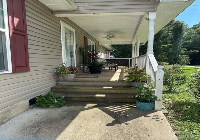 Photo 2 of Single family home for sale at 33 Railroad Ave, York, SC 29745 | MLS# 4413123 | Listing updated on 2026-10-08