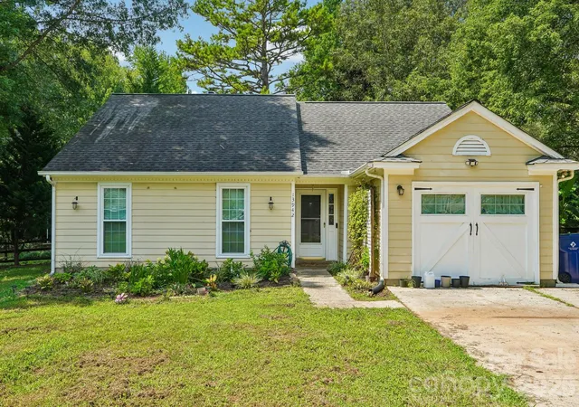 Single family home for sale at 13942 Dannemara Dr, Pineville, NC 28134 | MLS# 4413129