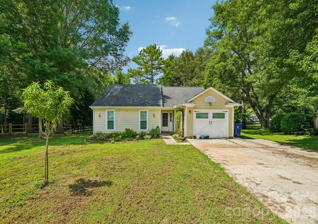 Photo 2 of Single family home for sale at 13942 Dannemara Dr, Pineville, NC 28134 | MLS# 4413129 | Listing updated on 2026-10-02