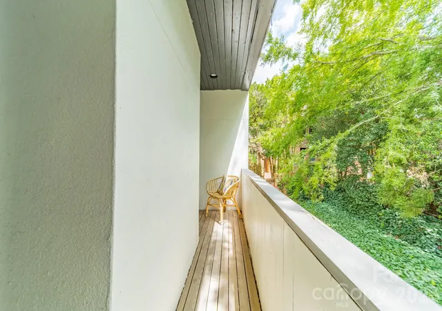 2nd image of 501 Fenton Pl, Charlotte, NC 28207