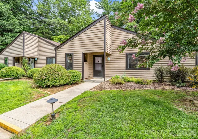 1st image of 7 Woodlands Dr, Black Mountain, NC 28711 | MLS# 4413240