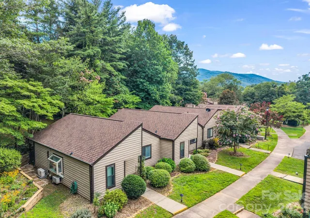 Photo 3 of Townhouse for sale at 7 Woodlands Dr, Black Mountain, NC 28711 | MLS# 4413240 | Listing updated on 2026-09-26