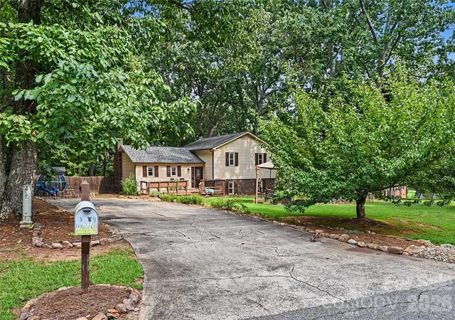 2nd image of 608 Hoyle St, Lincolnton, NC 28092 | MLS# 4413256