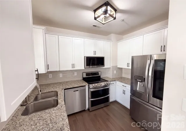 Photo 2 of Townhouse for sale at 7129 Founders Clb Ct, Charlotte, NC 28269 | MLS# 4413310 | Listing updated on 2026-10-08