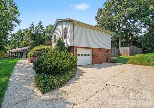 4th image of 1751 Piney Rd, Hickory, NC 28602 | MLS# 4413437