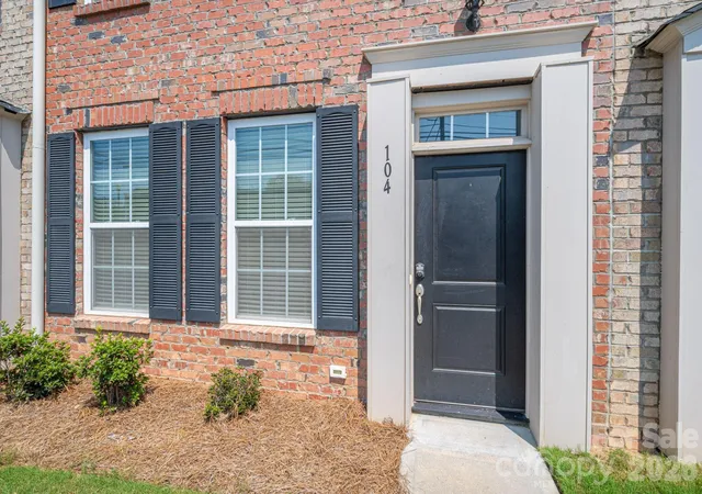 Photo 2 of Single family home for sale at 104 W Pine St, Lincolnton, NC 28092 | MLS# 4413515 | Listing updated on 2026-09-01