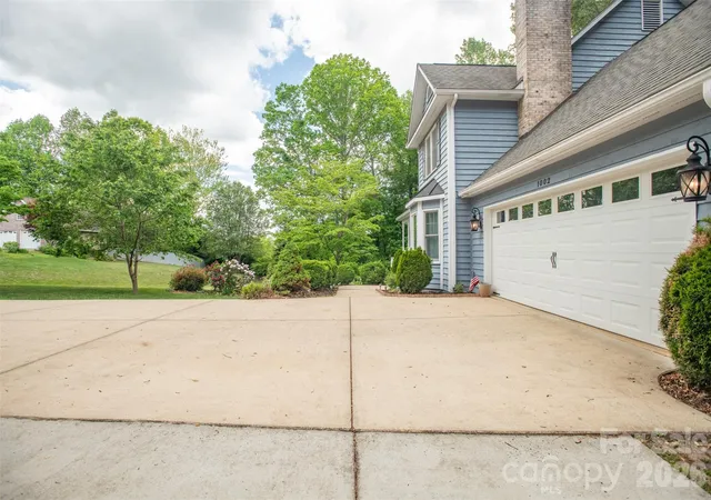 3rd image of 1002 Windsor Dr, Asheville, NC 28803 | MLS# 4413516