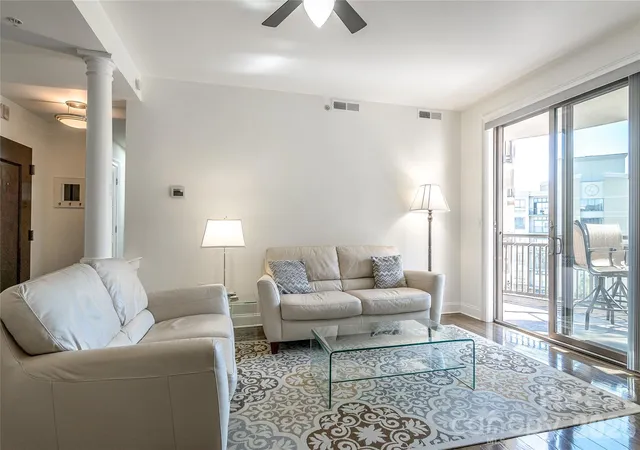 Listing Photo 5 - Condo for sale in building located at 718 W Trade St, Charlotte, NC 28202 - Unit #605