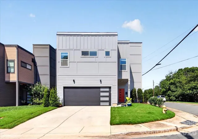 Photo 1 of Single family home for sale at 621 Campus St, Charlotte, NC 28216 | MLS# 4413691 | Listing updated on 2026-08-14
