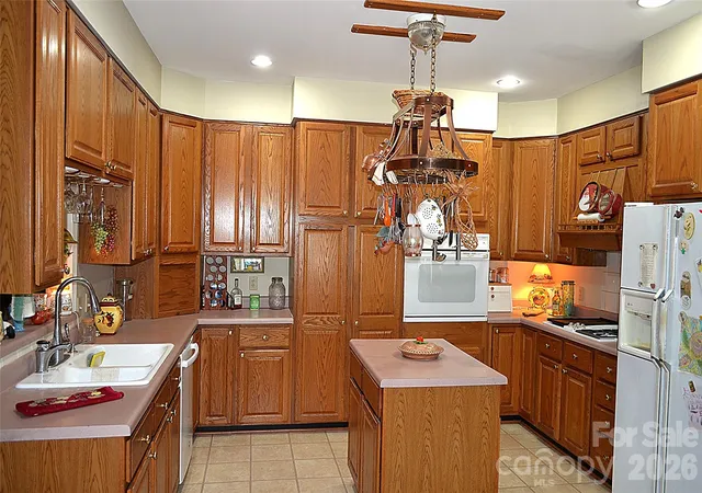 Photo 3 of Single family home for sale at 4721 Kuykendall Rd, Charlotte, NC 28270 | MLS# 4413764 | Listing updated on 2026-08-17