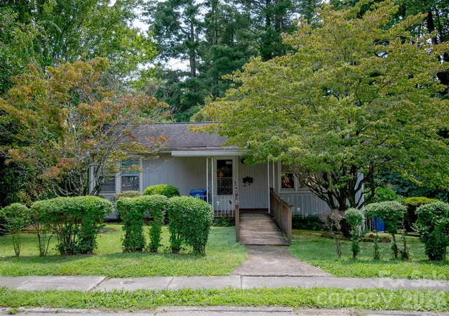 Photo 1 of Single family home for sale at 1006 3rd Avenue W, Hendersonville, NC 28739 | MLS# 4413796 | Listing updated on 2026-08-15