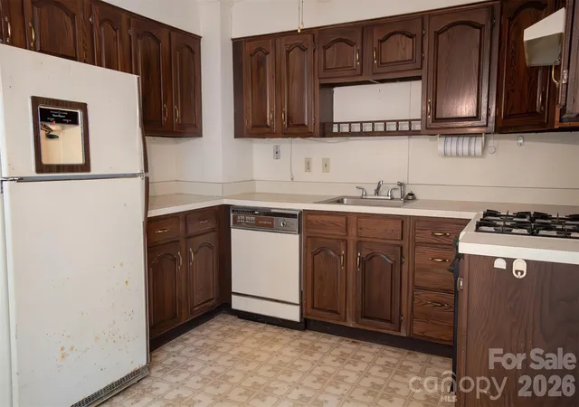 Photo 3 of Single family home for sale at 1006 3rd Avenue W, Hendersonville, NC 28739 | MLS# 4413796 | Listing updated on 2026-08-15