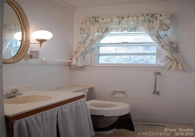 Photo 4 of Single family home for sale at 1006 3rd Avenue W, Hendersonville, NC 28739 | MLS# 4413796 | Listing updated on 2026-08-15