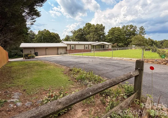 Photo 1 of Single family home for sale at 1898 Henry Smith St, Hickory, NC 28601 | MLS# 4413807 | Listing updated on 2026-08-19