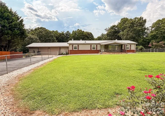 Photo 2 of Single family home for sale at 1898 Henry Smith St, Hickory, NC 28601 | MLS# 4413807 | Listing updated on 2026-08-19