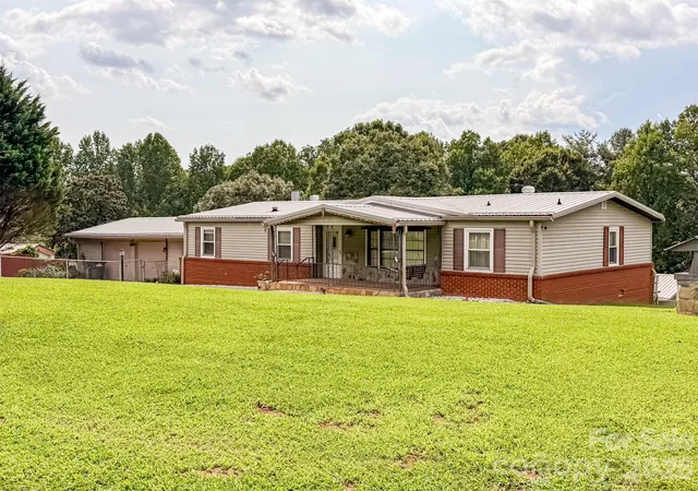 Photo 3 of Single family home for sale at 1898 Henry Smith St, Hickory, NC 28601 | MLS# 4413807 | Listing updated on 2026-08-19