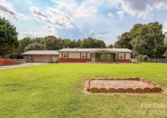 Photo 3 of Single family home for sale at 1898 Henry Smith St, Hickory, NC 28601 | MLS# 4413807 | Listing updated on 2026-08-19