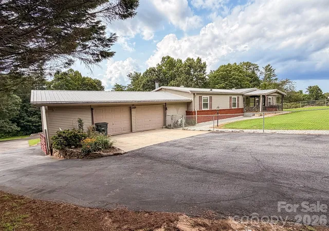 Photo 4 of Single family home for sale at 1898 Henry Smith St, Hickory, NC 28601 | MLS# 4413807 | Listing updated on 2026-08-19