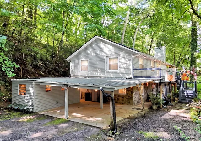 Photo 3 of Single family home for sale at 20 Seminole Dr, Maggie Valley, NC 28751 | MLS# 4413858 | Listing updated on 2026-10-07