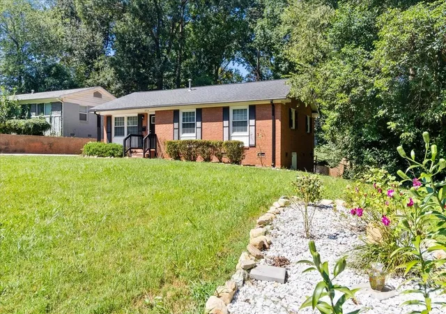 Photo 1 of Single family home for sale at 1814 Windham Pl, Charlotte, NC 28205 | MLS# 4413949 | Listing updated on 2026-10-08