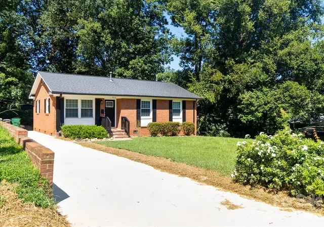 Photo 2 of Single family home for sale at 1814 Windham Pl, Charlotte, NC 28205 | MLS# 4413949 | Listing updated on 2026-10-08
