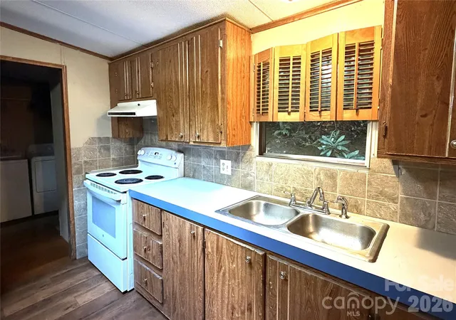 Photo 4 of Single family home for sale at 261 Warren Crk Rd, Candler, NC 28715 | MLS# 4413970 | Listing updated on 2026-09-30