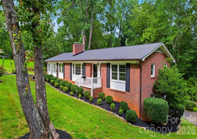 Photo 1 of Single family home for sale at 401 S E End Ave, Statesville, NC 28677 | MLS# 4414039 | Listing updated on 2026-08-15