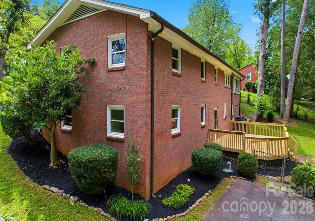 Photo 3 of Single family home for sale at 401 S E End Ave, Statesville, NC 28677 | MLS# 4414039 | Listing updated on 2026-08-15