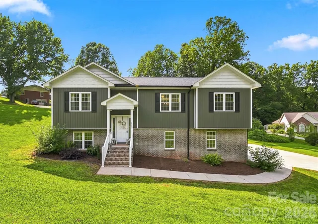 Photo 1 of Single family home for sale at 2953 2nd Street Ct Nw, Hickory, NC 28601 | MLS# 4414067 | Listing updated on 2026-10-23