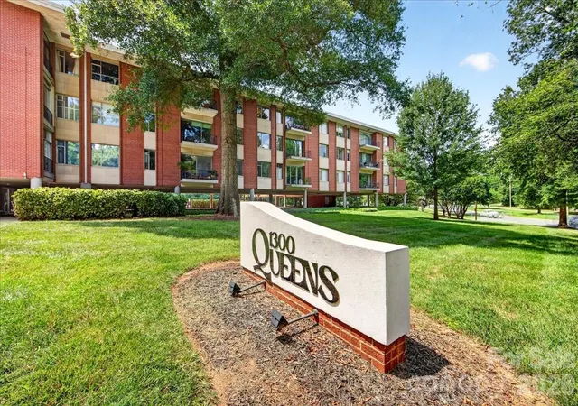 Listing Photo 2 - Condo for sale in building located at 1300 Queens Rd, Charlotte, NC 28207 - Unit #209