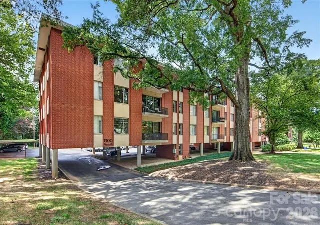 Listing Photo 4 - Condo for sale in building located at 1300 Queens Rd, Charlotte, NC 28207 - Unit #209