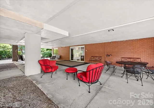Listing Photo 5 - Condo for sale in building located at 1300 Queens Rd, Charlotte, NC 28207 - Unit #209