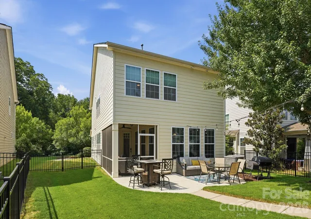 Photo 2 of Single family home for sale at 1702 Woodward Ave, Charlotte, NC 28206 | MLS# 4414135 | Listing updated on 2026-09-06