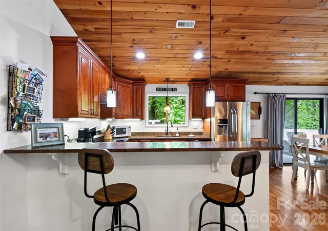 Photo 3 of Single family home for sale at 2 Bear Rock Loop Rd, Hendersonville, NC 28739 | MLS# 4414139 | Listing updated on 2026-10-09