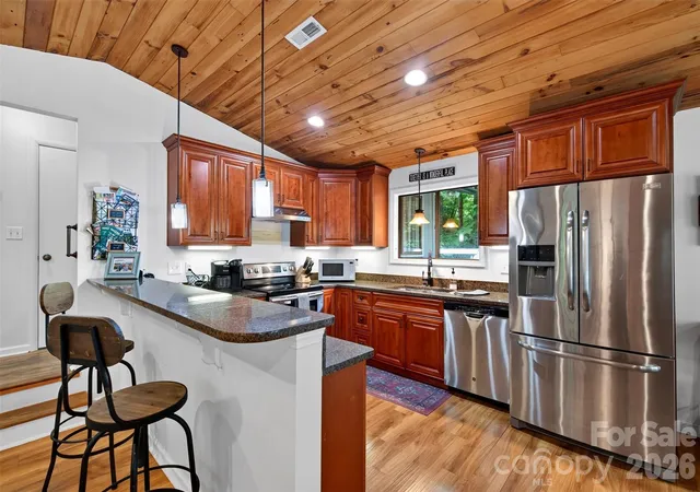 Photo 3 of Single family home for sale at 2 Bear Rock Loop Rd, Hendersonville, NC 28739 | MLS# 4414139 | Listing updated on 2026-10-09