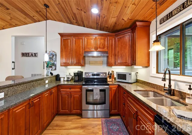 Photo 4 of Single family home for sale at 2 Bear Rock Loop Rd, Hendersonville, NC 28739 | MLS# 4414139 | Listing updated on 2026-10-09