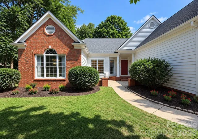 Photo 3 of Single family home for sale at 5508 Tullamore Ln, Charlotte, NC 28269 | MLS# 4414187 | Listing updated on 2026-09-16