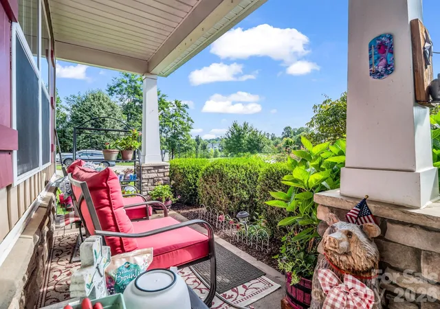 4th image of 93 Foxtail Ct, Hendersonville, NC 28792 | MLS# 4414198