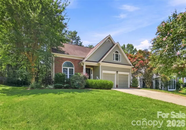Photo 1 of Sale Pending at 6813 Wolf Run Dr, Charlotte, NC 28277 | MLS# 4414287 | Listing updated on 2026-09-04
