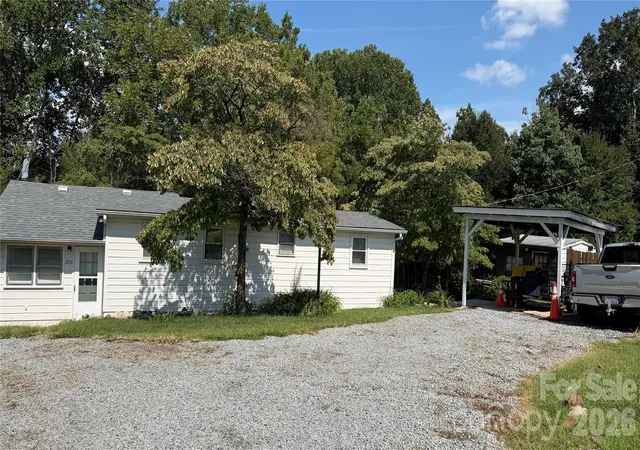 Photo 1 of Single family home for sale at 209 Auten Cir, Mount Holly, NC 28120 | MLS# 4414320 | Listing updated on 2026-10-04